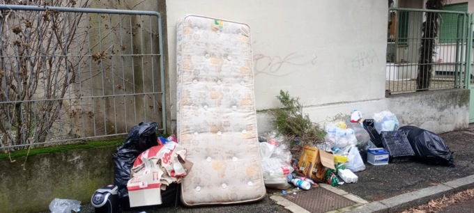 Reporter errante: discarica in via Caciagli e nella case Atc di piazza Galilei