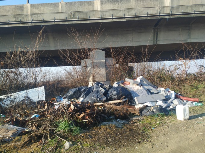 Un anno dopo, tornano le discariche sotto il viadotto dell’autostrada (GALLERY)