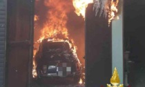 Incendio in un garage si propaga: due vetture in fiamme a Borgosesia