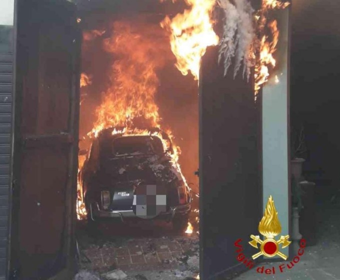 Incendio in un garage si propaga: due vetture in fiamme a Borgosesia