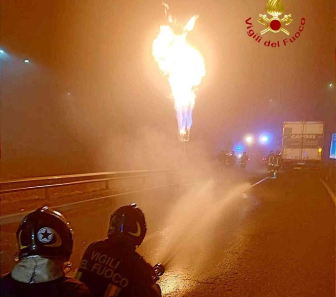 Scontro tra mezzi pesanti a Borgo Vercelli: un ferito