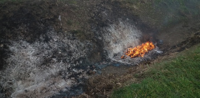 Bruciava rifiuti fra le risaie ad Albano: denunciato