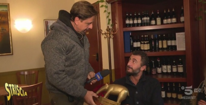 Sparo di Capodanno: Pozzolo per ora non risponde al Pm, intanto Striscia gli porta il Tapiro