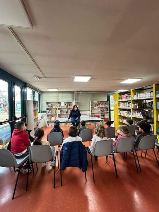 Andare in biblioteca e le regole della strada: quante attività alla Primaria di Carisio