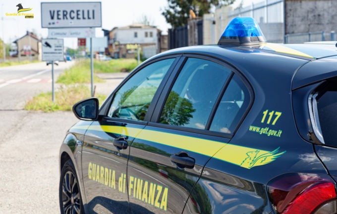 Officina auto abusiva scoperta dalla Finanza, attrezzature sequestrate