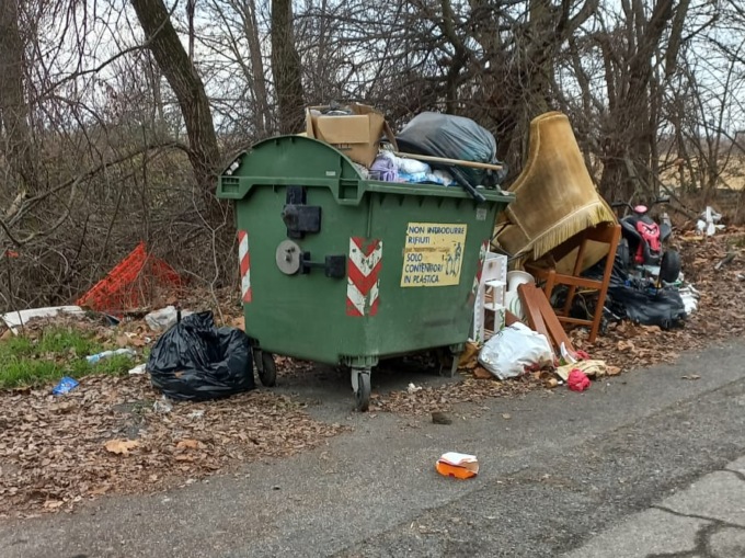 Rifiuti in strada ai Cappuccini. Situazione fuori controllo