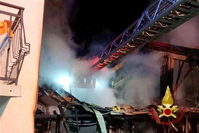 Abitazione invasa dalle fiamme a Scopello