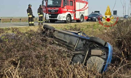 Auto nel fosso tra Vercelli e San Germano