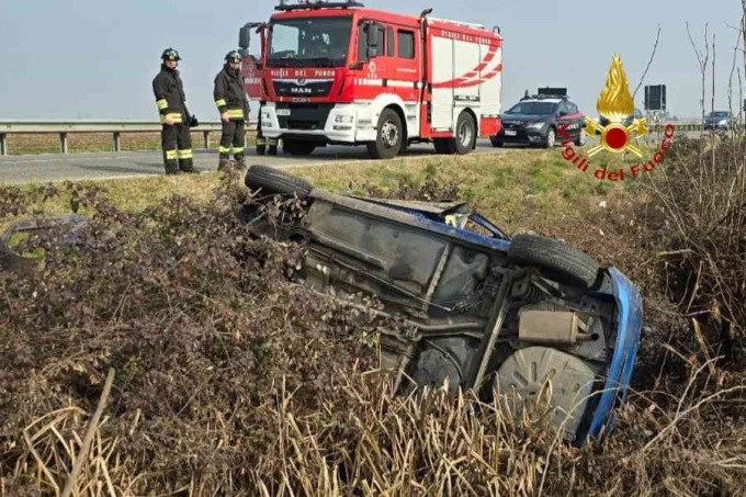 Auto nel fosso tra Vercelli e San Germano