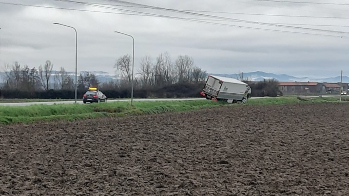 Camion finisce nei campi lungo la strada delle Grange