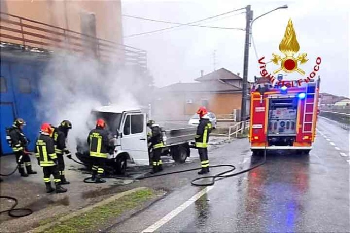 Furgone a fuoco nel pomeriggio a San Germano