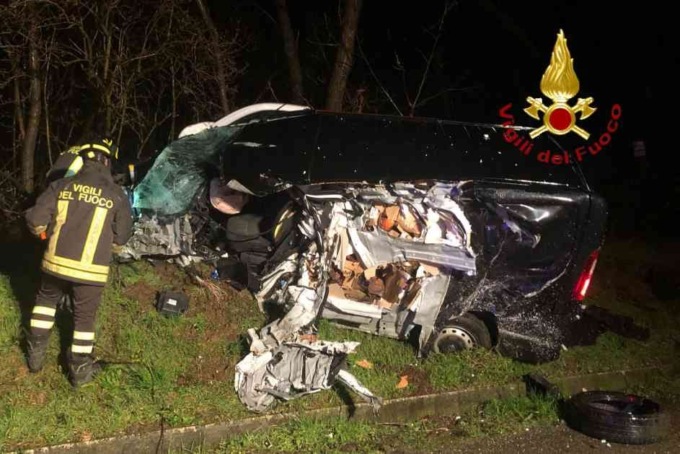 Schianto nella notte: una persona ferita in ospedale