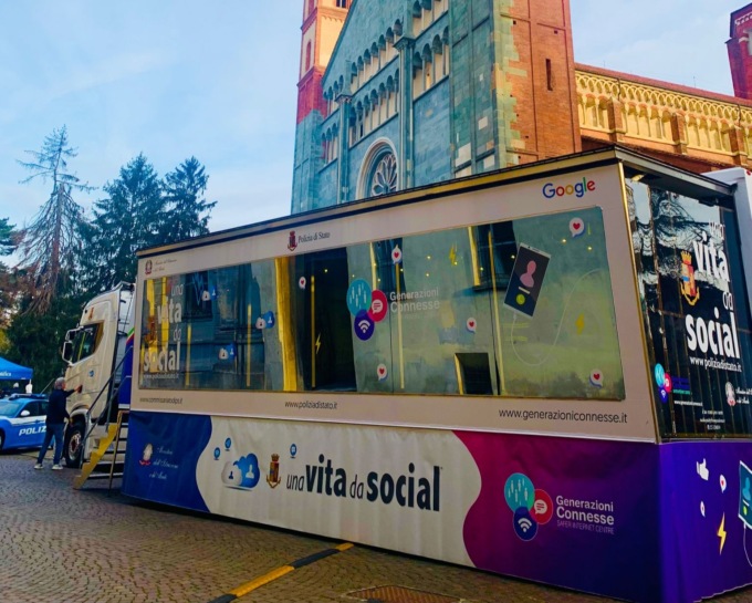 A Vercelli il truck della Polizia per “Una vita da social”