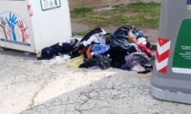 Scempio di vestiti in via Cavalcanti e rifiuti dietro l'ospedale