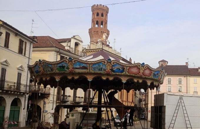 Una giostra per tornare bambini nel cuore di piazza Cavour
