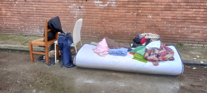 Spazzatura a Vercelli: dietro i cassonetti, al posto dei cassonetti e nei prati