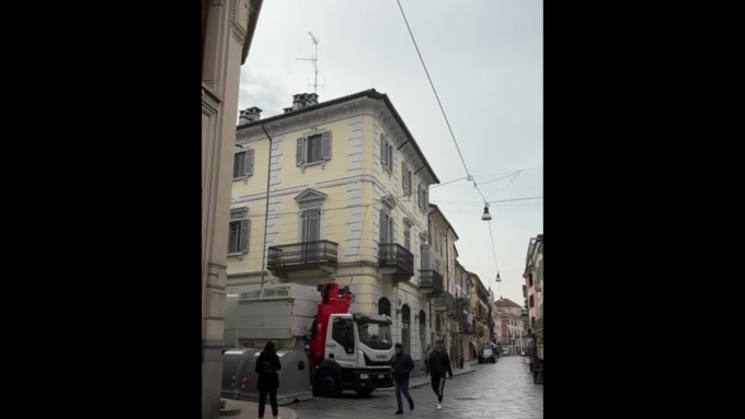 Vercelli: il camion della spazzatura stacca cavi elettrici in pieno centro – video