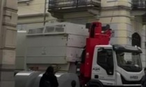 Vercelli: il camion della spazzatura stacca cavi elettrici in pieno centro - video
