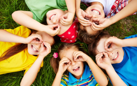 Tempo libero e infanzia: il ritorno dei giochi semplici negli spazi di casa