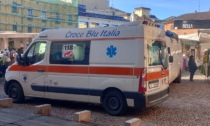 Incidente in piazza Cavour: una persona inciampa nella pedana sconnessa, soccorsa dall'ambulanza