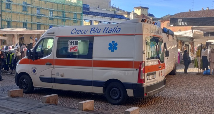Incidente in piazza Cavour: una persona inciampa nella pedana sconnessa, soccorsa dall’ambulanza