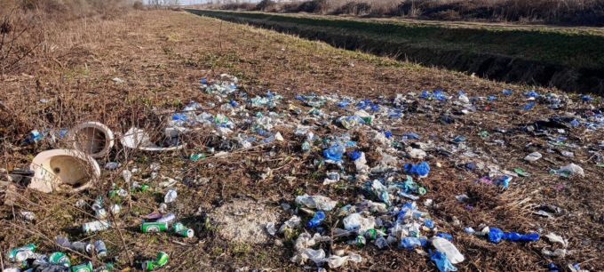Emergenza ambientale: Plastica, lattine e quintali di rifiuti sparsi ovunque