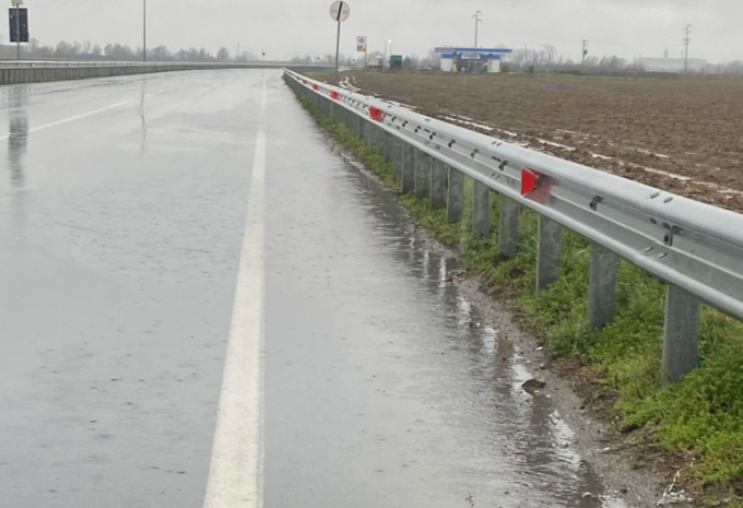 Attenzione sulla Vercelli-Trino, ci sono pericolose mega pozzanghere