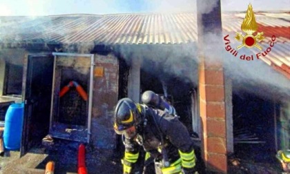 A fuoco il sottotetto di un magazzino a Tronzano
