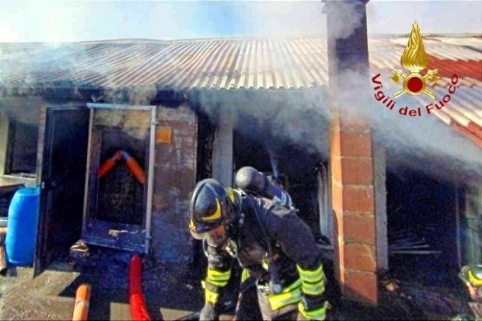 A fuoco il sottotetto di un magazzino a Tronzano