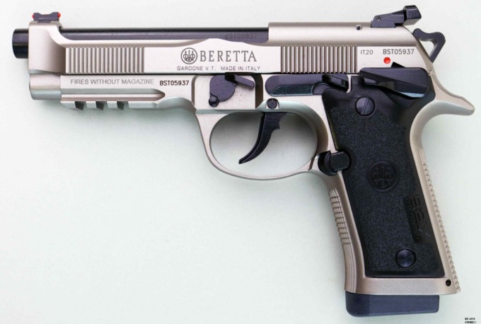 In casa una pistola con matricola abrasa e 80 colpi: arrestato