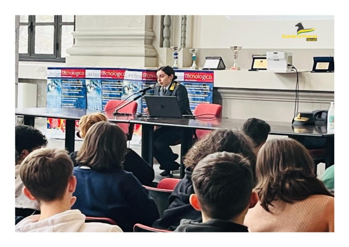Fiamme Gialle e studenti s’incontrano nel segno della legalità