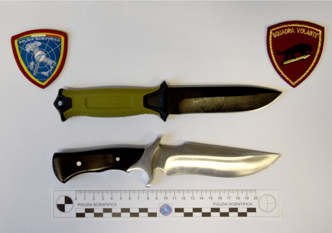 Minaccia lo zio con due coltelli: 22enne denunciato dalla Polizia