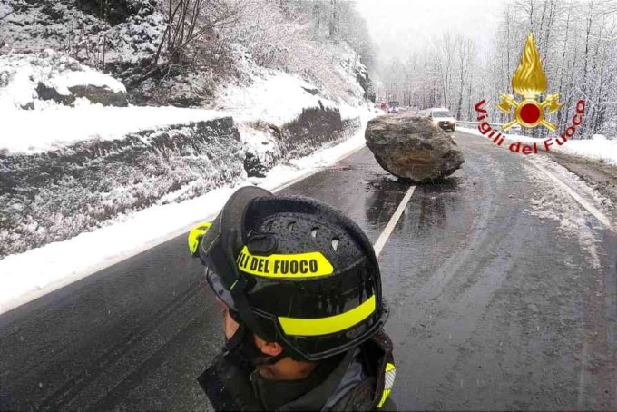 Crollo di un masso a Piode: chiusa la strada per Alagna