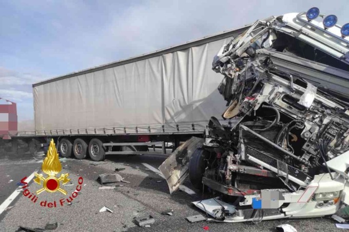 I Vigili del Fuoco soccorrono due camionisti sulla A4 a Rondissone
