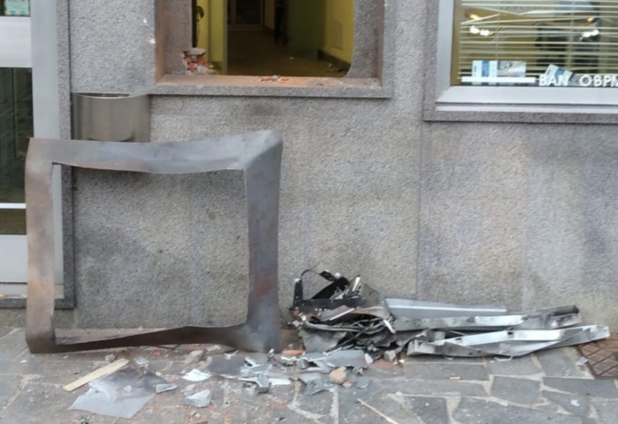 Esplosione alle 3 di notte: la banda del bancomat colpisce ad Alice Castello