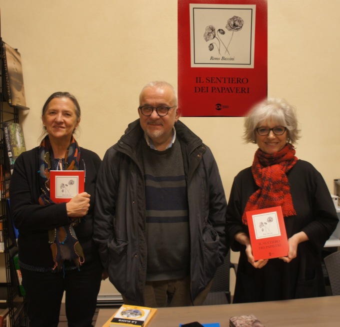 “Il sentiero dei papaveri” di Remo Bassini emoziona Vercelli