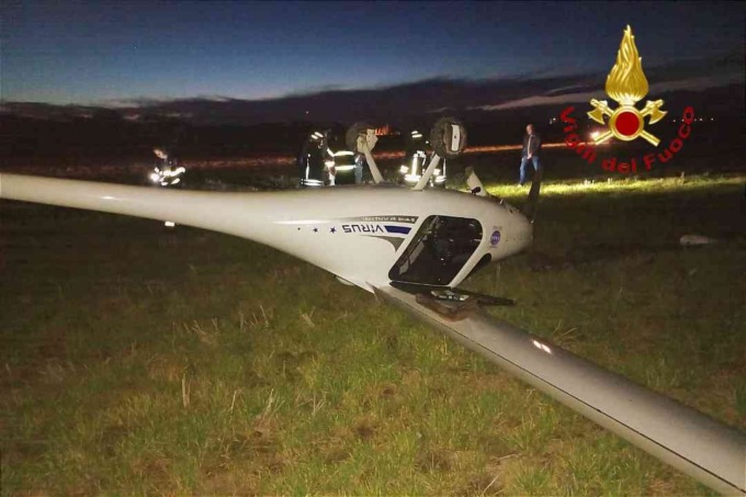 Incidente aereo: ultraleggero si ribalta in atterraggio d’emergenza