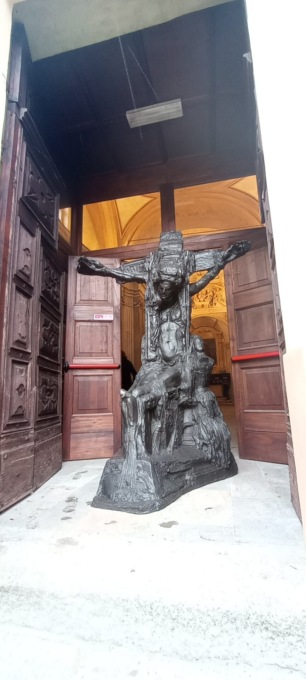 La crocefissione-deposizione di Perez in San Vittore per il periodo pasquale