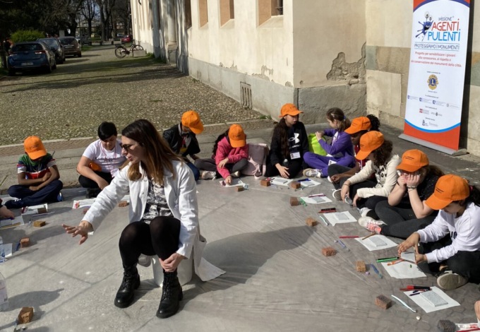 Agenti pulenti a Vercelli: lezione e laboratorio per gli alunni Regina Pacis