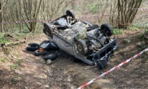 Auto abbandonata nel bosco ad Alice Castello, trovato il responsabile