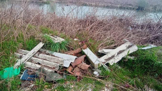 Discariche al Sesia: in riva al fiume c’è di tutto, pure lastre di Eternit