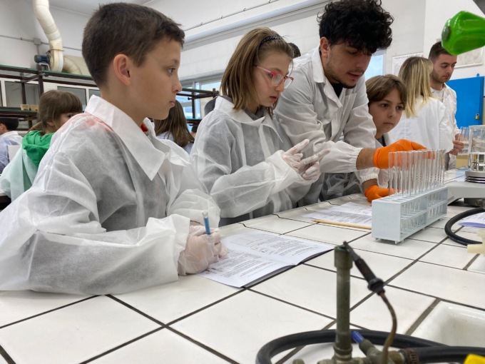 “Siamo fatti così”: i bimbi delle elementari in visita al dipartimento di Chimica dell’ITT Lirelli