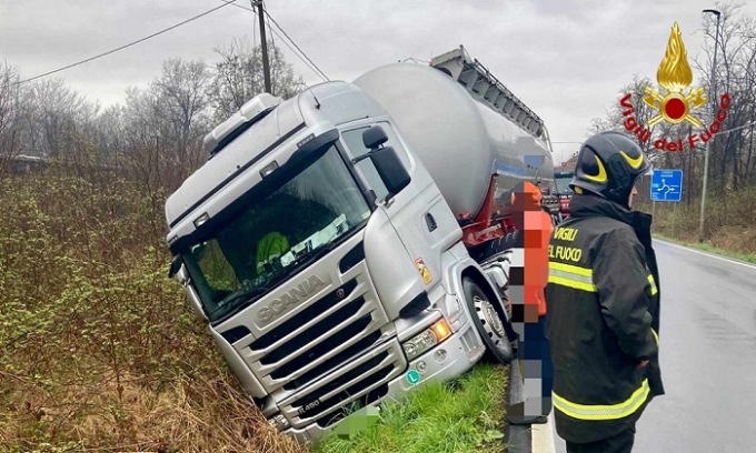Camion fuori strada tra Masserano e Rovasenda