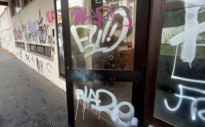Via Pirandello la Polizia sgombera il palazzo Inps in disuso