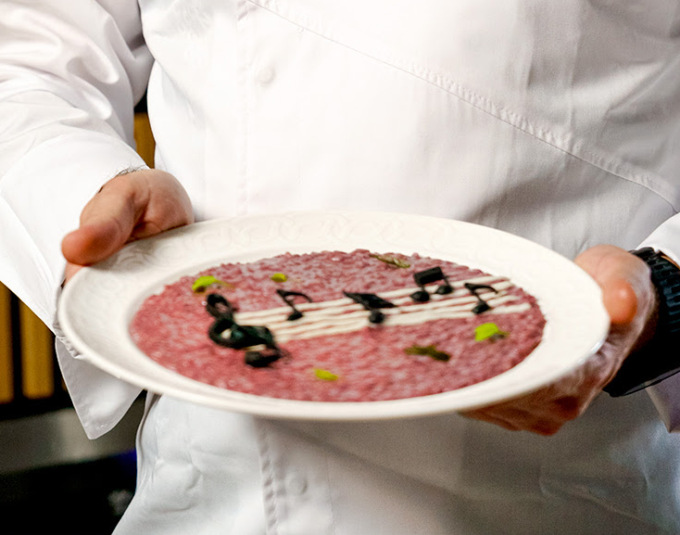 Nasce il “Risotto Viotti” con Carnaroli, Camembert, Nebbiolo, nocciole e rafano