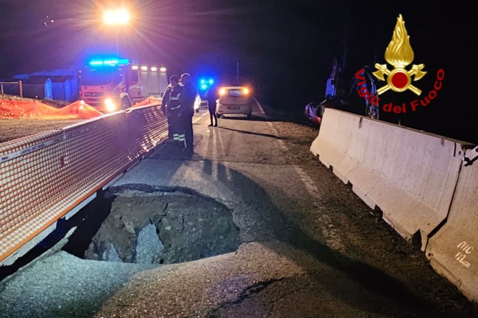 Voragine sulla Sp 9 a Cravagliana e strada chiusa