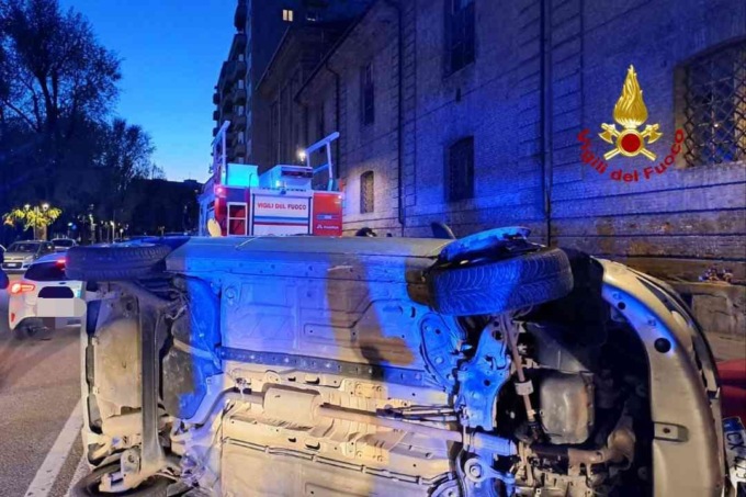 Auto ribaltata in via XX Settembre