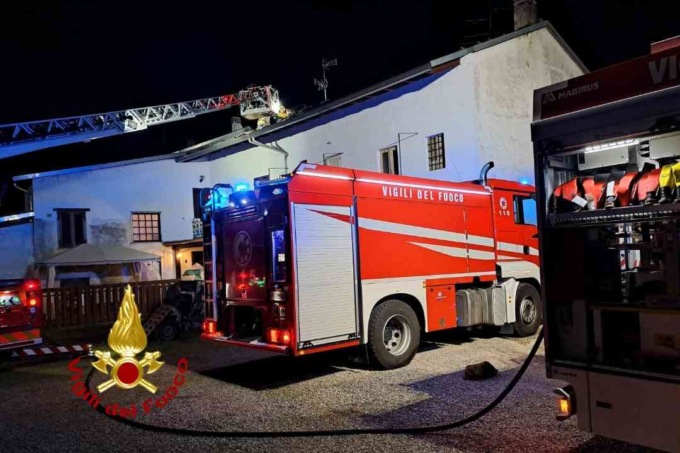 Incendio al un tetto di una villa a Villata questa notte: nessun ferito