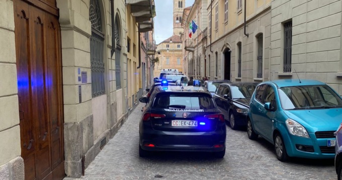 Momenti tesi in via Laviny per una lite domestica