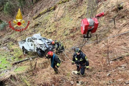 Rimossa dai Vigili del Fuoco l’auto caduta nel dirupo a Cervatto